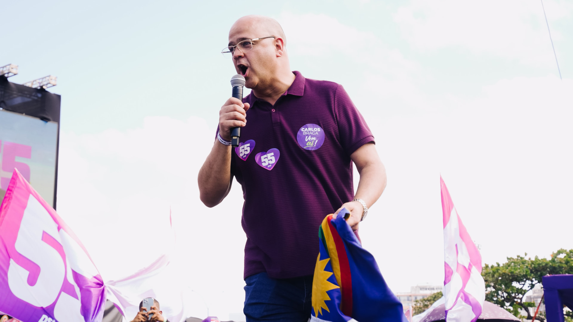 Carlos Braga discursando com a bandeira de Pernambuco nas mãos